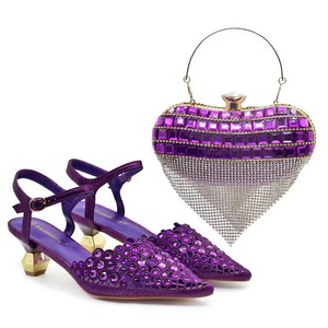 Sacca a forma di cuore scintillante e <span class=keywords><strong>scarpe</strong></span> <span class=keywords><strong>con</strong></span> <span class=keywords><strong>tacco</strong></span> alto <span class=keywords><strong>borchie</strong></span> di diamanti adatte per cene - Product Image 2