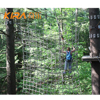 Parcours d'escalade en corde du parc d'attractions Tree Top Team Building High Ropes Course