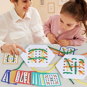 Cartes de couture éducatives en bois double face pour les enfants de 5 à 7 ans - Cartes de couture pour développer la motricité fine - Product Image 2