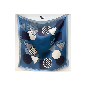 Sciarpa Quadrata Piccola Serie Geometrica 70x70cm Accessorio Moda Donna - Product Image 1