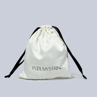 Sac en satin blanc avec cordon de serrage, personnalisé avec logo imprimé, élégant, réutilisable, pour cadeaux de mariage, de fête ou de rangement.