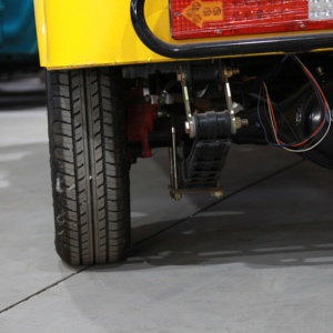 Motocicleta de 3 Ruedas Nueva de Uganda, a Gasolina, Cerrada, Motorizada, para Pasajeros, de Alta Potencia (>1000W), con Motor Refrigerado por Agua, para 4 Pasajeros - Product Image 4