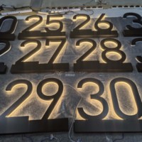 Panneau de signalisation intérieur de luxe en acier inoxydable peint et acrylique avec rétroéclairage LED, signalétique d'hôtel personnalisée de haute qualité