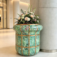 Pot Bunga Fiberglass Besar, Pot Dekoratif dengan Finishing Marmer, Pasokan Grosir Custom untuk Hotel, Mal, Kantor, Lobi, dan Lanskap