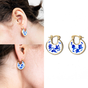 Boucles d'oreilles rétro ROXI de style oriental en porcelaine bleue et blanche avec placage en or 18 carats - Product Image 2