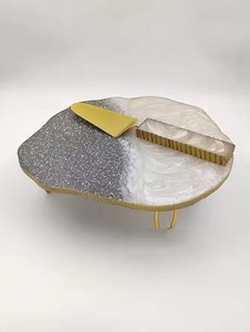 Support à gâteau de Noël avec bordure dorée, résine époxy faite à la main et laiton, style européen antique pour la décoration de desserts - Product Image 5