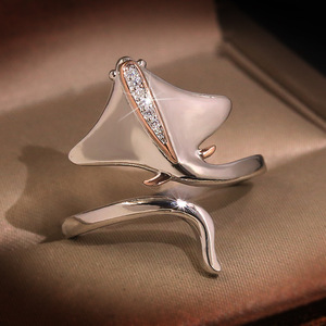 Anello Unisex Bicolore con Incrustazione di Raggi di Manta, Ornamento di Moda Europea - Product Image 1