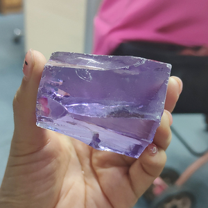 Piedra sintética de circonia cúbica sin cortar, material en bruto color lavanda, circonia cúbica rugosa para la fabricación de gemas sueltas. - Product Image 2