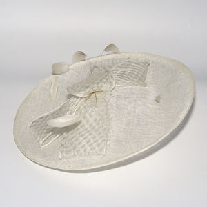 Factory Custom Ladies Elegant Wedding <strong>Fascinator</strong> High Quality Sinamay Bow Feather Church Hats <strong>White</strong> <strong>Fascinators</strong> for Women - Product Image 6