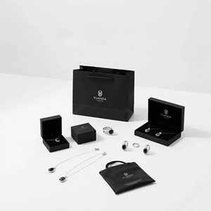 Set di Gioielli Personalizzati di Lusso con Charm per Borsa, Logo per Anello e Collana, Regalo Elegante - Product Image 3