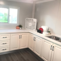 Mini maison préfabriquée en conteneur pliable de couleur personnalisée avec structure légère en acier maison portable préfabriquée à vendre