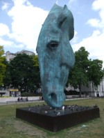 Grande sculpture de cheval en bronze antique statue de tête de cheval d'eau immobile à vendre