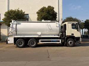 Camion-citerne d'aspiration des eaux usées Foton Auman de 18 mètres cubes, équipé de conduites à droite et à gauche pour l'aspiration et le transport des eaux usées - Product Image 6