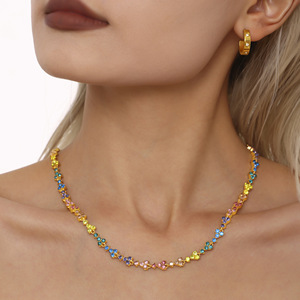 Kalung bunga Plum segitiga berlian penuh perhiasan baja tahan karat berlapis emas 18K - Product Image 2