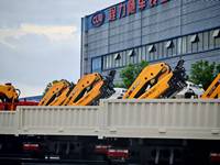 Camion-grue JAC d'exportation équipé d'une grue à bras pliable de 8 tonnes pour le levage