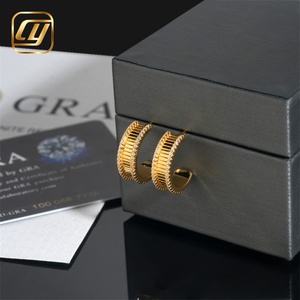 Boucles d'oreilles Huggie en Moissanite Plaqué Or, Taille Ronde Brillante, Sertissage Canal, Géométriques, Luxe, Unisexe, Usage Quotidien - Product Image 3