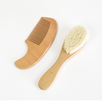 Mini brosse à cuir chevelu pour bébé en bois à poils souples de luxe Escova De Bebe pour les cheveux bouclés de bébé Brosse à cheveux de luxe en bois avec logo pour bébés