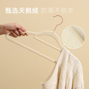 Cintre floqué personnalisé en gros, en ABS, velours fin, sans couture, épaissi, pour suspendre vêtements et pantalons dans la garde-robe, cintre floqué pour chemises - Product Image 3