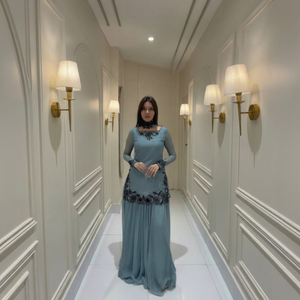 Ensemble élégant de kurta bleu long pour femme avec broderie noire, style Inde-Pakistan, idéal pour les fêtes - Product Image 1