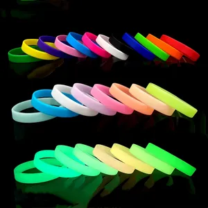 Gepersonaliseerde Aangepaste Logo Reliëf Glow In Donkere Polsbandjes Siliconen Rubber Polsband Elastische Sport Lichtgevende Armband Voor Evenementen