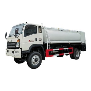 Camion-citerne SINOTRUK HOWO 4x4 tout-terrain 6000L pour le ravitaillement en carburant inflammable - Product Image 1