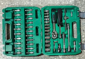 Kit d'outils de réparation automobile 46 pièces de haute qualité avec mallette rigide, idéal pour la maison et les véhicules, comprenant clés et douilles - Product Image 4