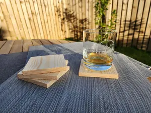 Dessous de verre en bois faits à la main en bois de manguier avec surface polie pour le placement de boissons chaudes et froides dans des maisons élégantes - Product Image 6