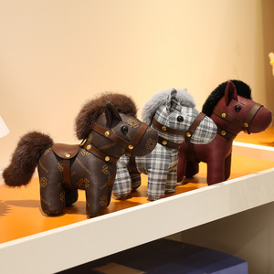 Hochwertiger, langlebiger Plüsch-Pferde-Schlüsselanhänger als Maskottchen für das Jahr des Pferdes 2026 – Trendiges Geschenk für Geburtstagsfeiern und Events - Product Image 3