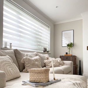 Persianas enrollables de doble capa Smart Zebra Shades Sistema de control automático Funciones de apagón habilitadas por <span class=keywords><strong>Google</strong></span> para ventanas de oficina en casa - Product Image 1