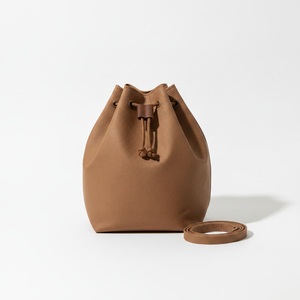 Sac seau en Tyvek noyer, silhouette souple, cordon de serrage ton sur ton, embout de cordon en cuir, couleur personnalisée, sac lifestyle - Product Image 2