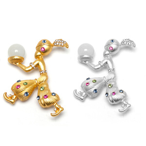 Figura de Dibujos Animados Creativa con Incrustaciones de Diamantes, Broche de Aleación Unisex, Figura Vintage de Sultán Árabe con Turbante Sosteniendo una Lámpara - Product Image 3