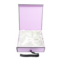 Boîte cadeau de luxe personnalisée en laque noire avec fermoir en métal doré, emballage rigide haut de gamme pour spiritueux, parfums, bijoux et cadeaux de luxe