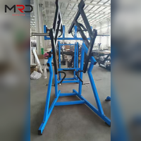 Máquina de entrenamiento de fuerza multifunción con carga de placas para uso en gimnasio o en casa
