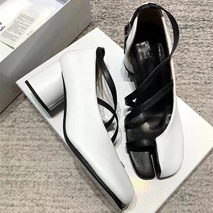 Nouvelles Tendances Sandales Femme à Bout Fendu Style Designer Été Talons Bas Ronds à Double Bride - Product Image 1