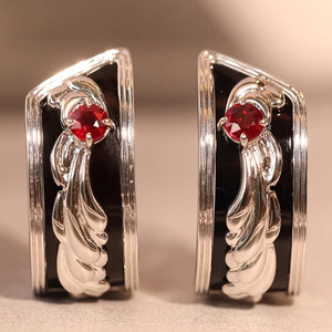 Boucles d'oreilles en plumes unisexes, coloris noir et rouge, boucles d'oreilles pour usage quotidien, accessoires d'oreille de style rétro - Product Image 1