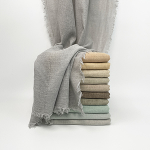 Écharpe en polyester tissé à texture fantaisie, style hijab, pour femme, à rayures, couleur ivoire, pour usage décontracté, Thailandy - Product Image 1