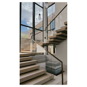 Escalera Recta Hecha a Medida con Peldaños <span class=keywords><strong>de</strong></span> <span class=keywords><strong>Madera</strong></span> Dura Seleccionada <span class=keywords><strong>y</strong></span> Barandillas <span class=keywords><strong>de</strong></span> Metal Forjado para Diseños <span class=keywords><strong>Interiores</strong></span> Únicos - Product Image 1