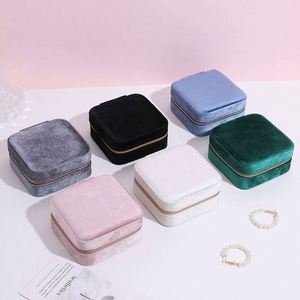 Caja Organizadora de Joyas de Viaje Personalizada de Terciopelo para Aretes, Collares y Anillos con Espejo y Forro de PU, Regalos para Eventos - Product Image 6