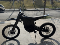 Moto tout-terrain Arctic Leopard XE PRO S, style enduro, véhicule de trail, performances supérieures à la Sur-Ron Ultra Bee.