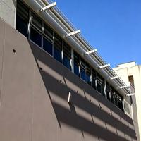 Système de pare-soleil vertical motorisé moderne, résistant aux UV, imperméable, isolant thermique, rideau mural extérieur, lamelles en aluminium pour bâtiment