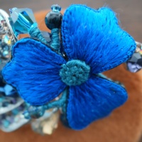 Broche en velours brodée à la main avec fleur et strass incrustés, style broderie Miao, Patrimoine Culturel Immateriel