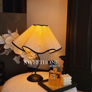 Lámpara de Mesa Moderna Minimalista Estilo Instagram, con Forma de Pétalo, Varilla de Hierro en Forma de S, Luz Blanca Cálida de 2700K, Regulable, para Ambiente de Dormitorio - Product Image 5