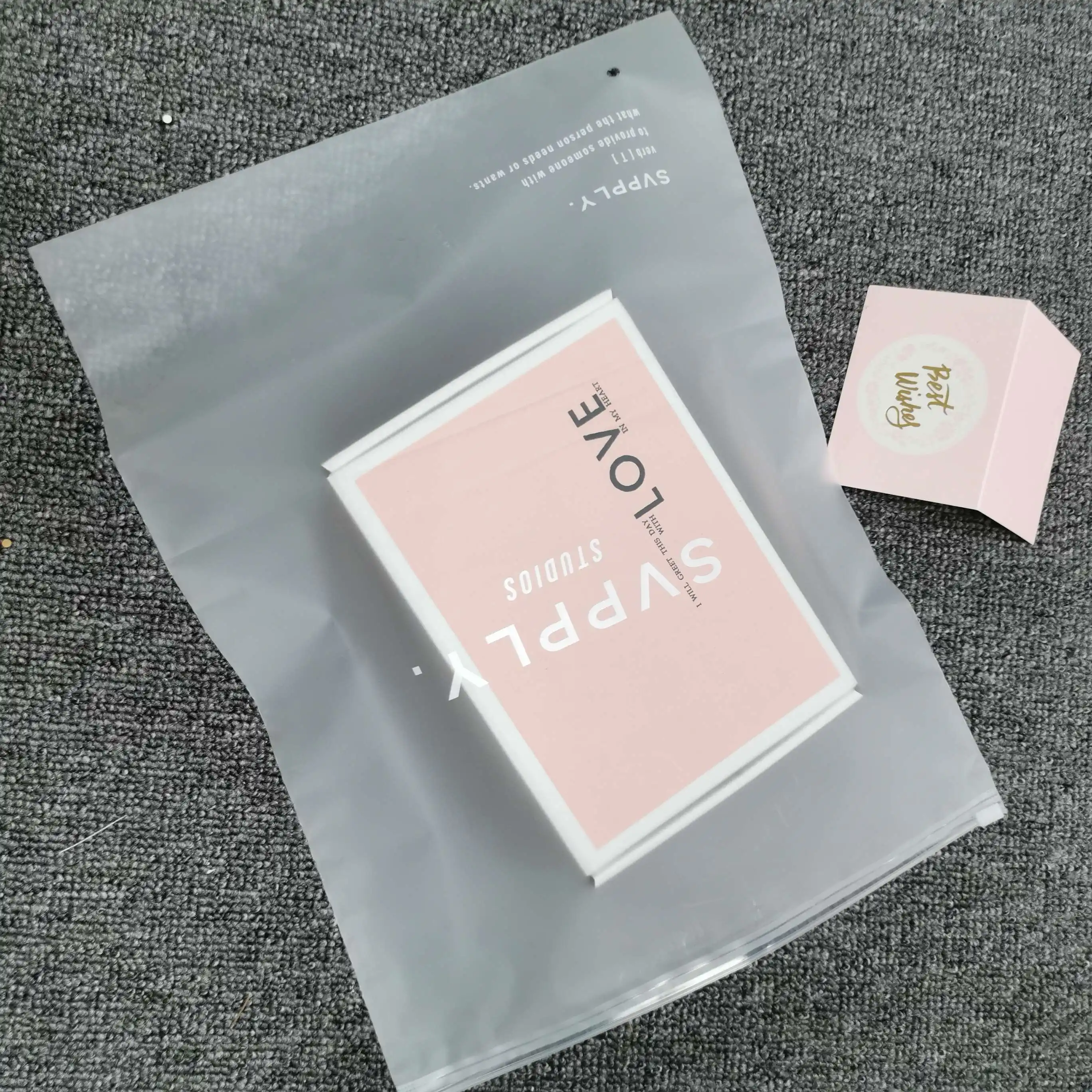 China Lieferant PVC Lagerung und Schreibwaren Kosmetik gefrostete Bade bekleidung Kleidung Verpackung Reiß verschluss Poly Tasche