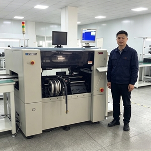 เครื่องยิงชิป YAMAH YV100XGP YV100XE SMT สำหรับชิ้นส่วนรูปทรงแปลกตา  ความสามารถในการประกอบแผงวงจรพิมพ์ (PCB) สำหรับงานต้นแบบถึงงานผลิตจำนวนมาก - Product Image 2