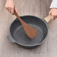 Natuurlijke houten spatel voor koken in antiaanbakpannen, herbruikbaar keukengerei voor roerbakken, omdraaien, serveren, thuisgebruik.