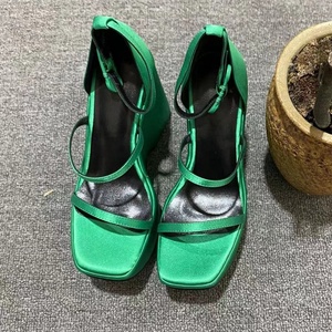 Sandales modernes en satin de soie à talon compensé, bout carré ouvert, sexy, plateforme d'été, talon haut, avec bride à boucle et talon recouvert - Product Image 2