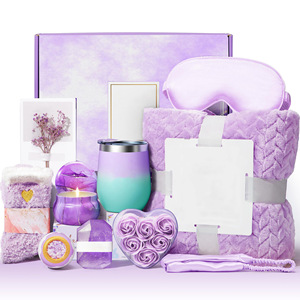 Coffret Cadeau Bain Violet Rose : Galet Effervescent Douche Parfum Floral, Bougie Parfumée aux Herbes, Savon et Boule de Bain – Idéal pour Anniversaires et Mariages - Product Image 1