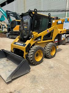 Matériel de terrassement d'occasion : Mini-chargeuse compacte Caterpillar CAT 226B, certifiée CE - Product Image 4