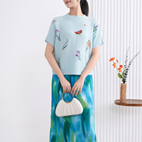 Atasan Wanita Motif Kupu-kupu Artistik Trendi 2026, Blus Plisket Musim Panas, Lengan Pendek, Kerah Mock Neck, Model Longgar, Grosir