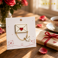 Broche émaillée souple Colombe de la Saint-Valentin, broche enveloppe, chaîne dorée, bijoux lettre d'amour, badge de vente en gros, broche de revers personnalisée, usine OEM